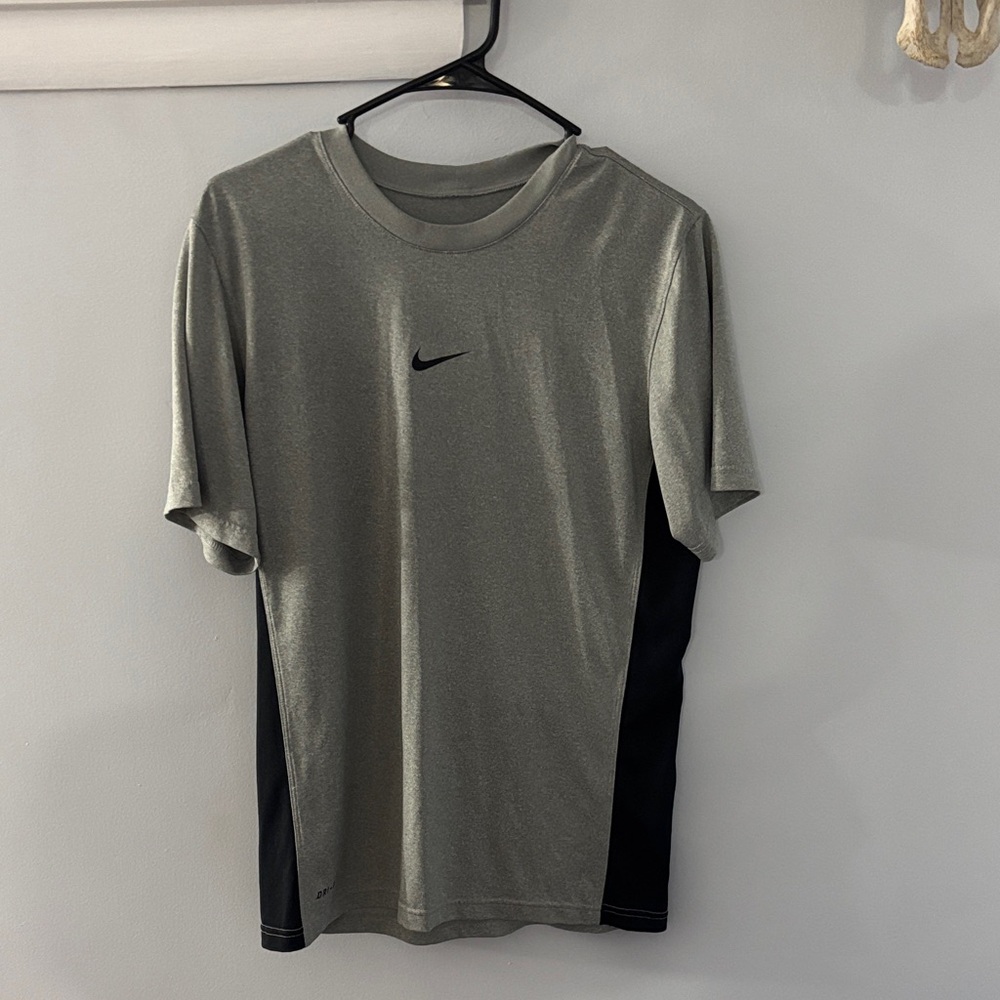 Nike Men's Short Sleeve Gray and Black Tee